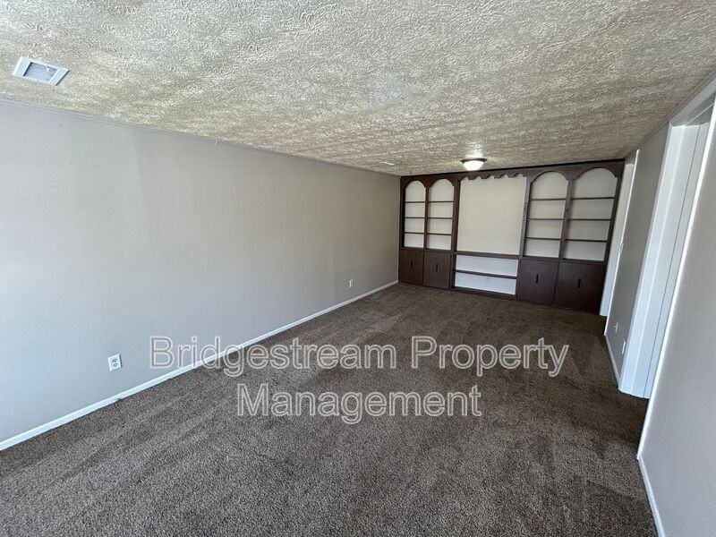 838 Randler Ave - Photo 3 of 8