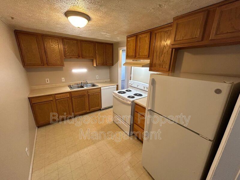 838 Randler Ave - Photo 4 of 8