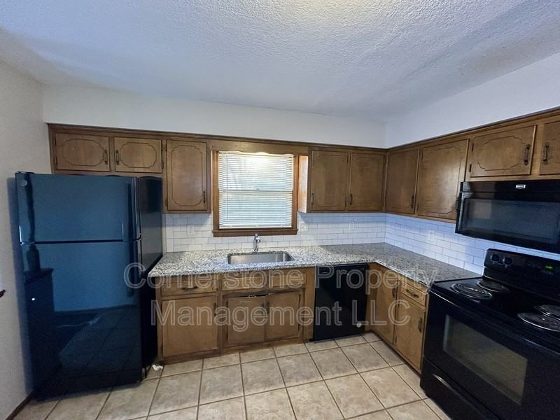 1024 Jana Dr - Photo 2 of 12