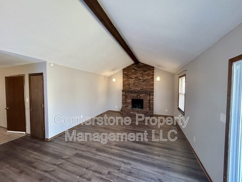 1024 Jana Dr - Photo 3 of 12