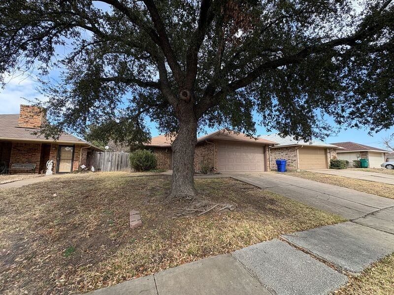 2025 Lorient Dr - Photo 2 of 25