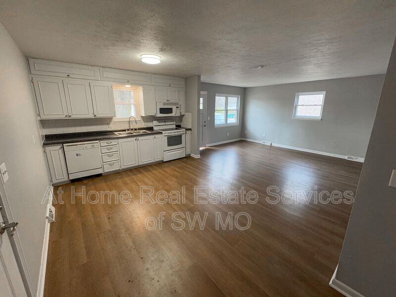 1164 S Hillcrest Ave - Photo 2 of 6