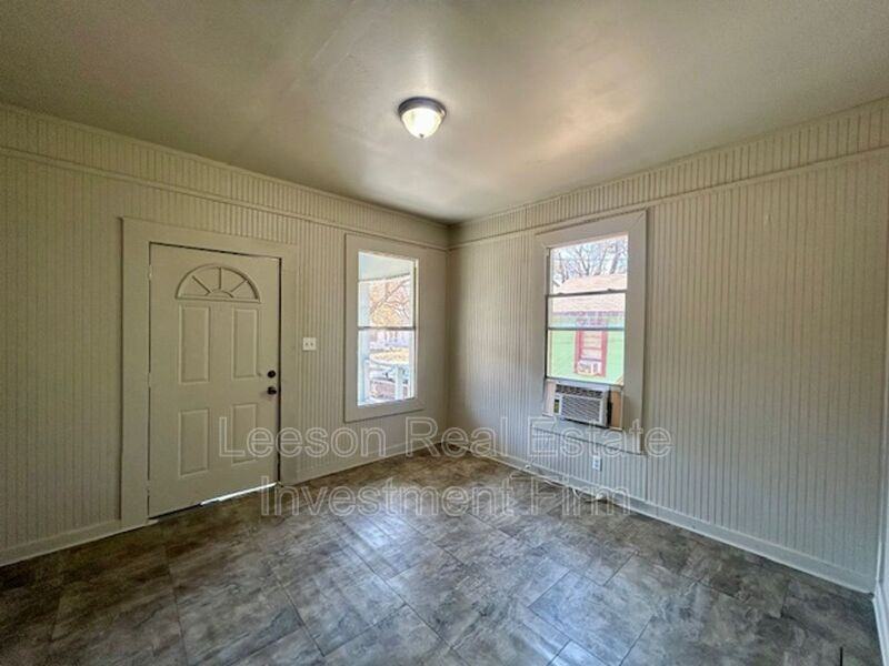 2544 Dupont St - Photo 3 of 16