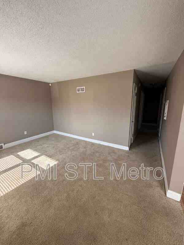 6737 Kenwood Dr - Photo 2 of 10