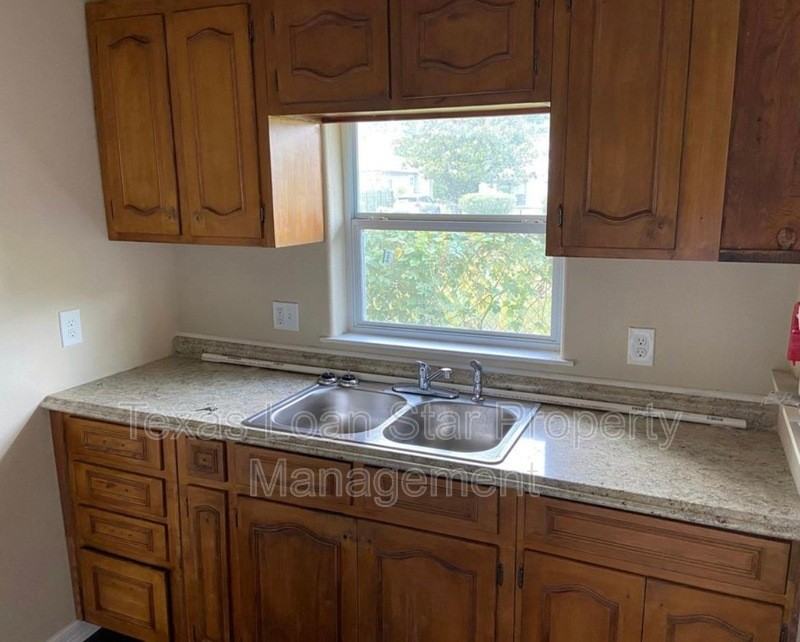 2704 Campbell St - Photo 4 of 7