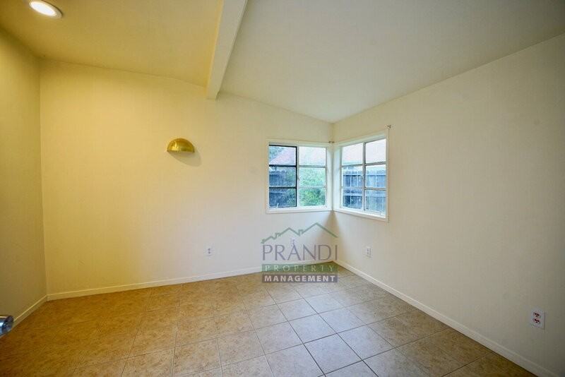 740 Bradley Ave - Photo 4 of 18