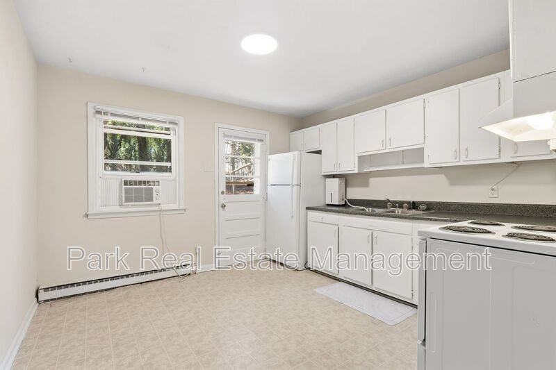 635 N Columbia St - Photo 4 of 13