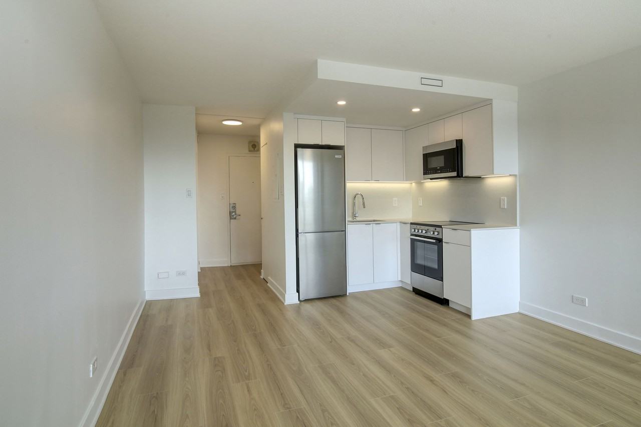 1975 Maisonneuve Boulevard West #110 - Photo 2 of 8