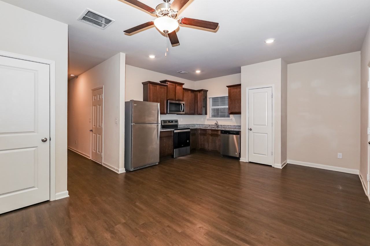 402 Highwood Ln - Photo 3 of 23