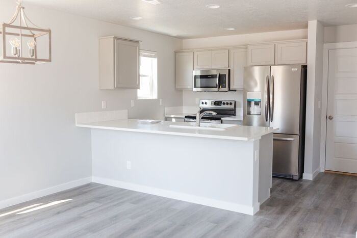 1045 E Klamath Ln - Photo 3 of 16