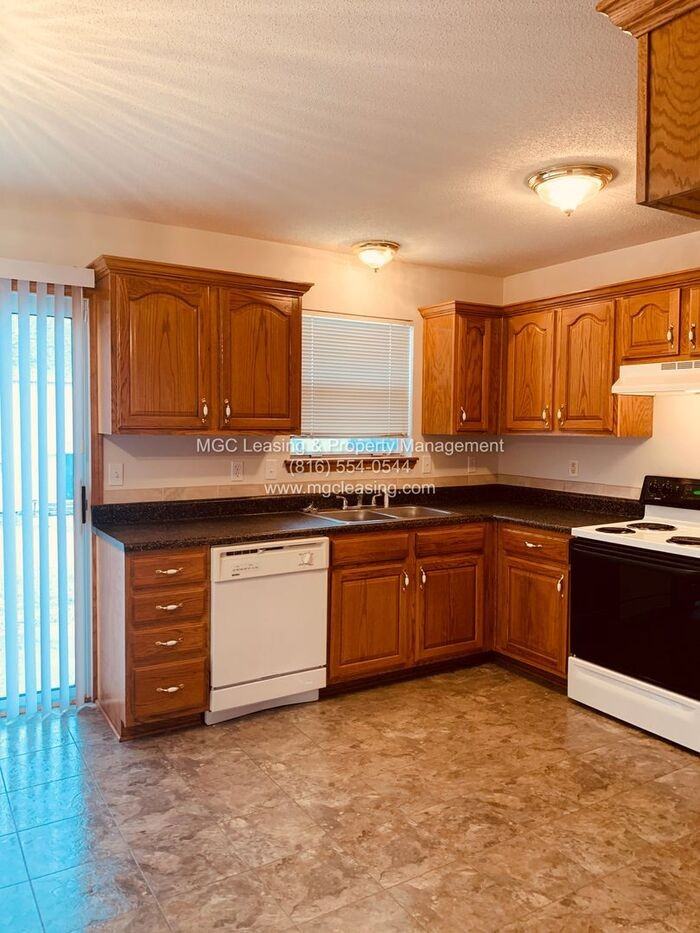 513 N Foxridge Dr - Photo 2 of 22