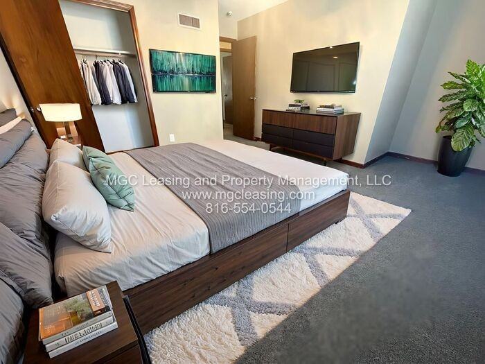 236 Nw Woods Chapel Rd - Photo 3 of 14