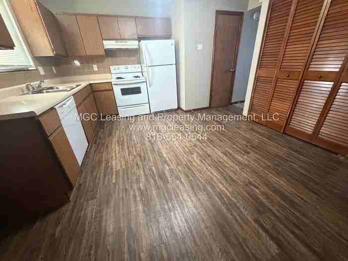 236 Nw Woods Chapel Rd - Photo 6 of 14