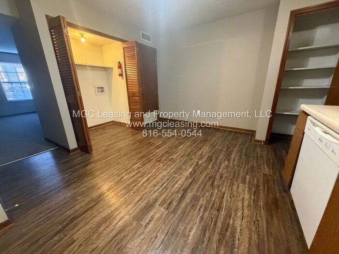 236 Nw Woods Chapel Rd - Photo 7 of 14