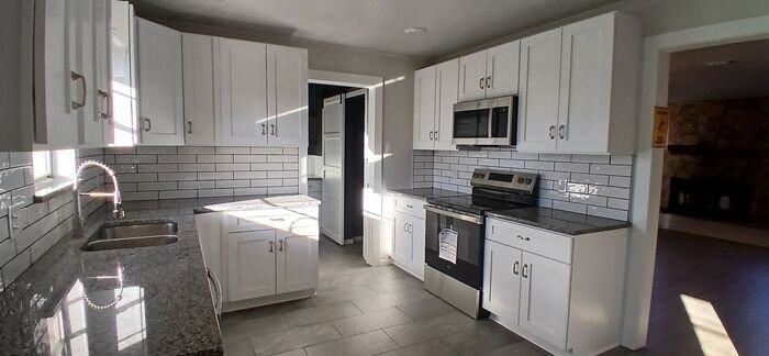 1204 John Reagan St - Photo 2 of 29