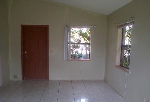 1640 Sw 40th Ter #1 - Photo 3 of 5