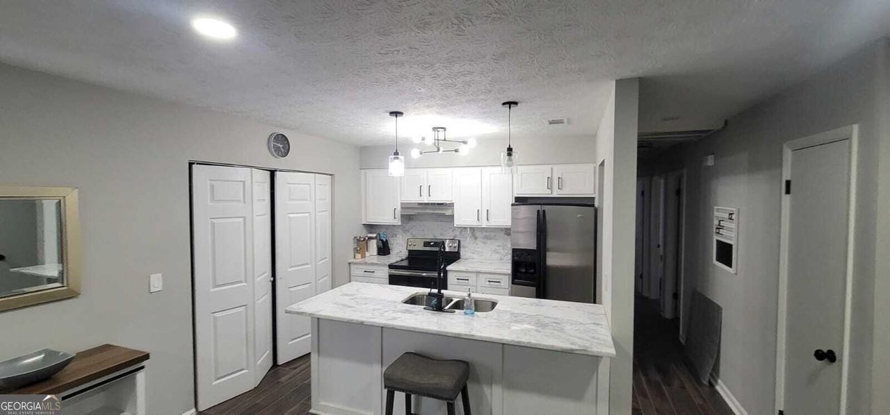 8975 Ashwood Dr - Photo 3 of 17