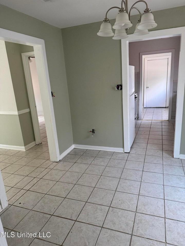 1119 35th St - Photo 4 of 14