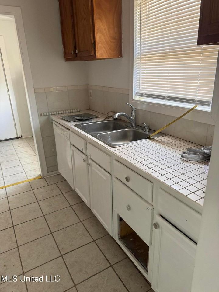 1119 35th St - Photo 5 of 14