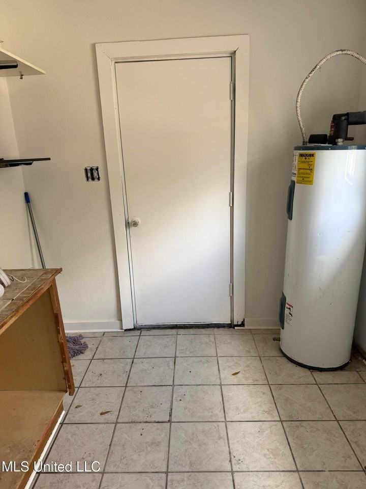 1119 35th St - Photo 7 of 14