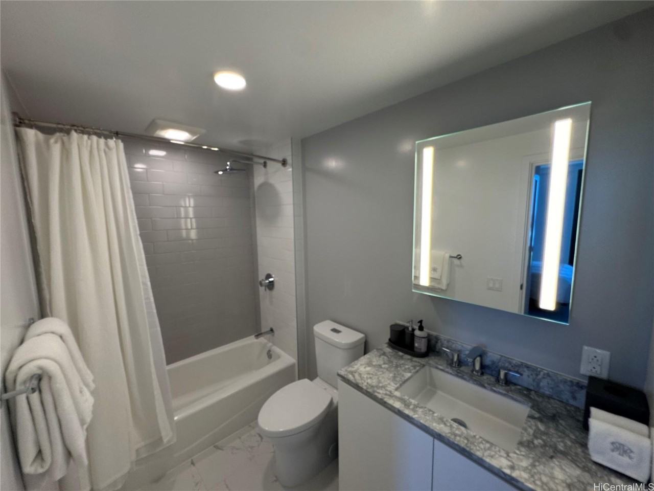 987 Queen St #2002 - Photo 6 of 9