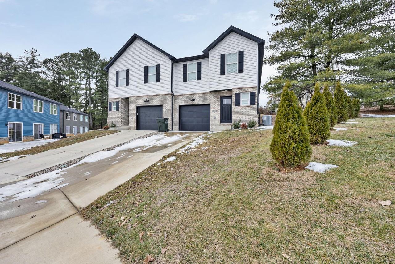 204 Hunter Ln - Photo 3 of 20