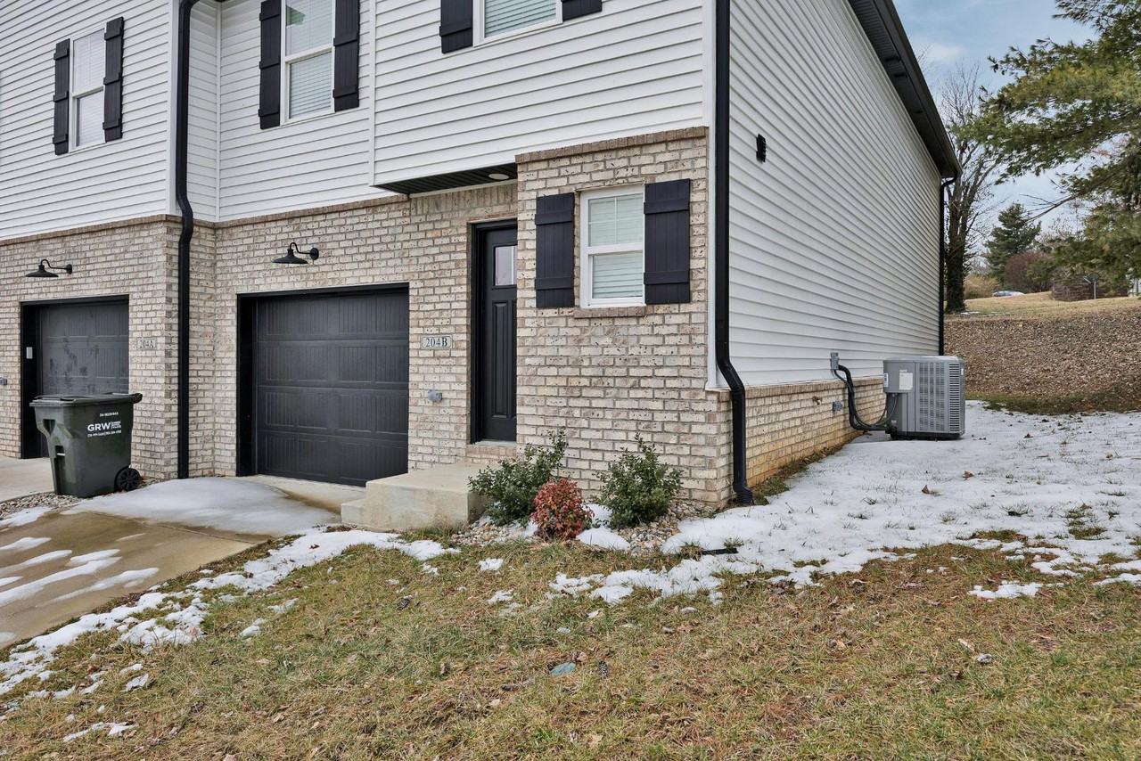 204 Hunter Ln - Photo 5 of 20