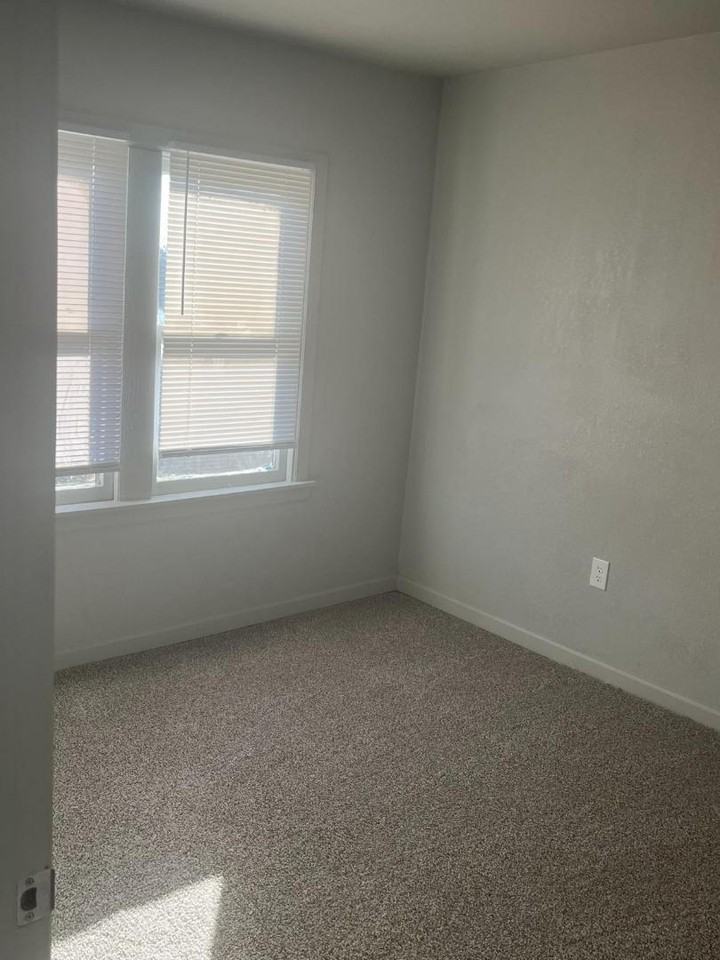 301 NE 26th - Photo 3 of 7