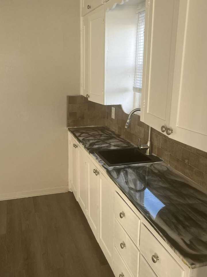 301 NE 26th - Photo 5 of 7