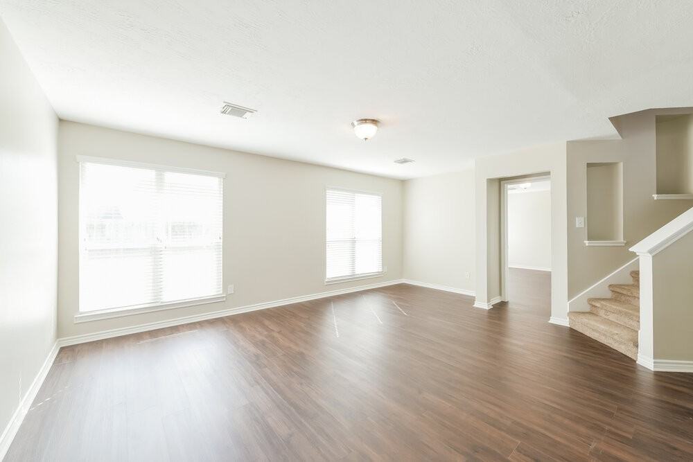 19811 Lindenwick Ct - Photo 4 of 17