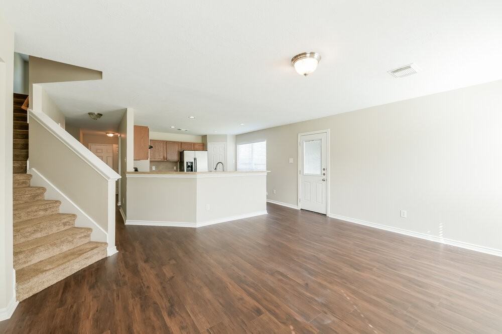 19811 Lindenwick Ct - Photo 5 of 17