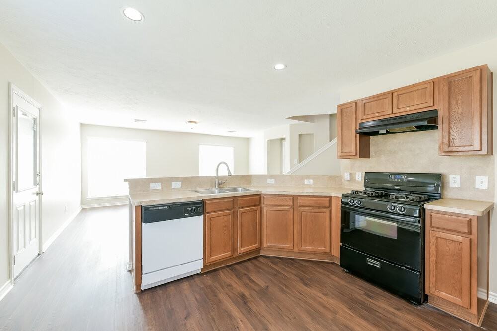 19811 Lindenwick Ct - Photo 6 of 17