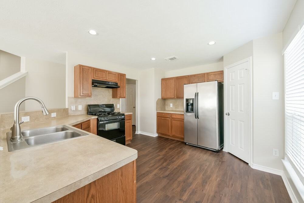 19811 Lindenwick Ct - Photo 7 of 17