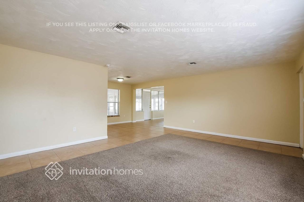 411 W Charlotte Ave - Photo 4 of 17