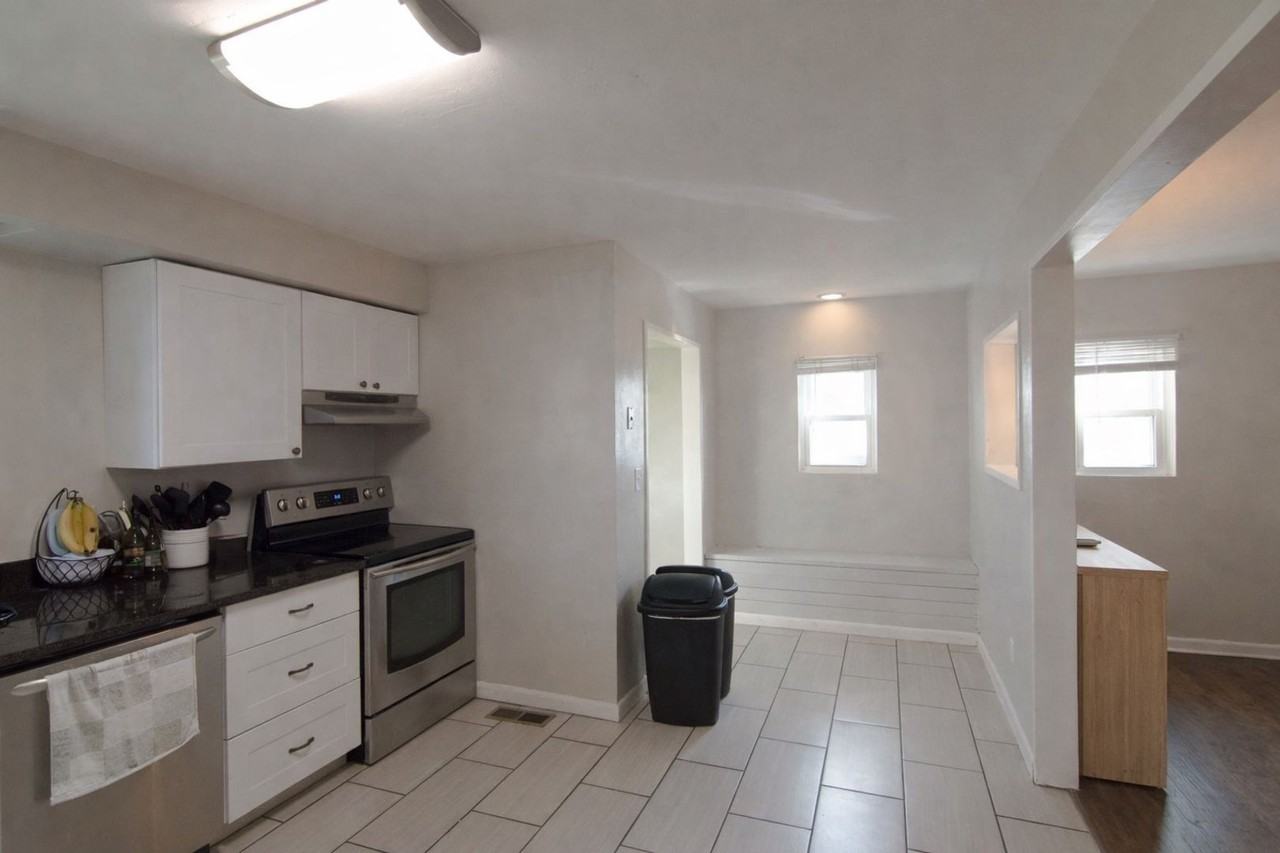 605 S Aurora Street - Photo 5 of 23