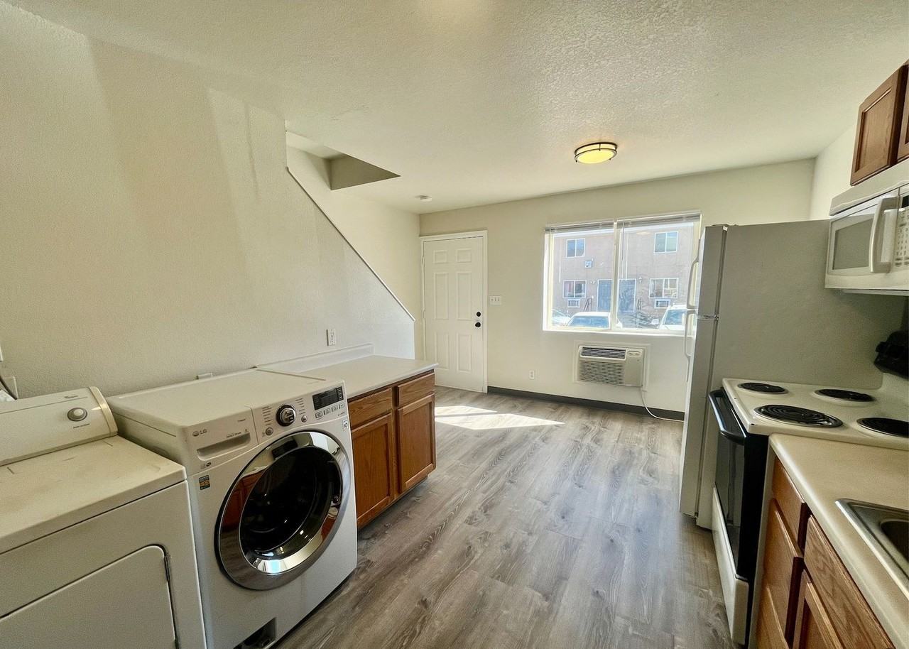 1715 Oakshire Ln #B - Photo 2 of 13