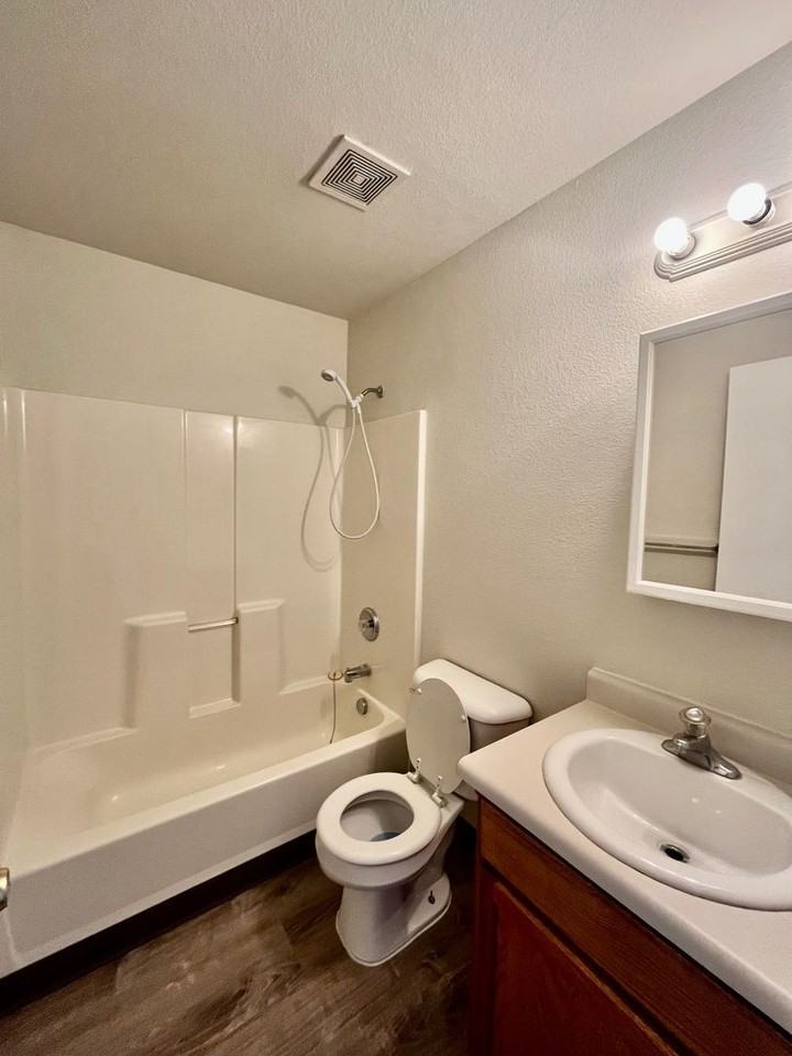 1715 Oakshire Ln #B - Photo 5 of 13