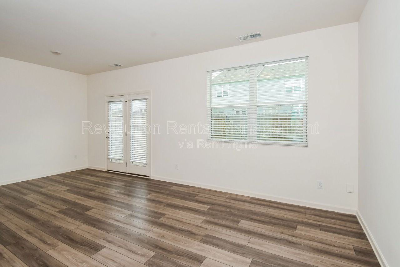 310 Penn Station Way - Photo 4 of 17