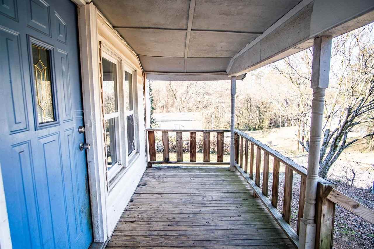 1138 Valley Dr - Photo 2 of 20