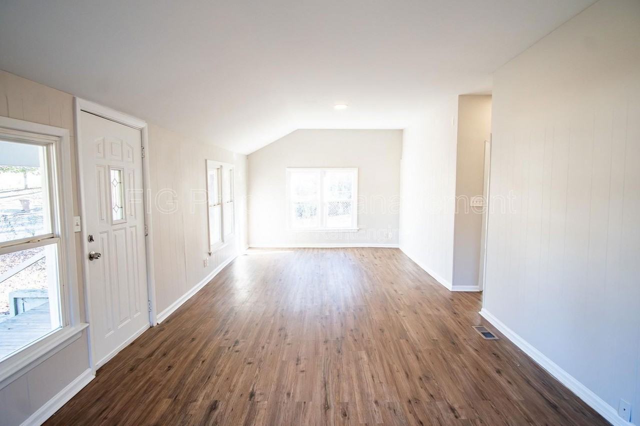 1138 Valley Dr - Photo 6 of 20