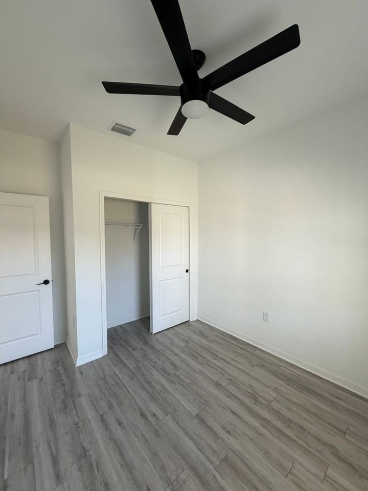 1147 Edgerton Ave - Photo 3 of 17