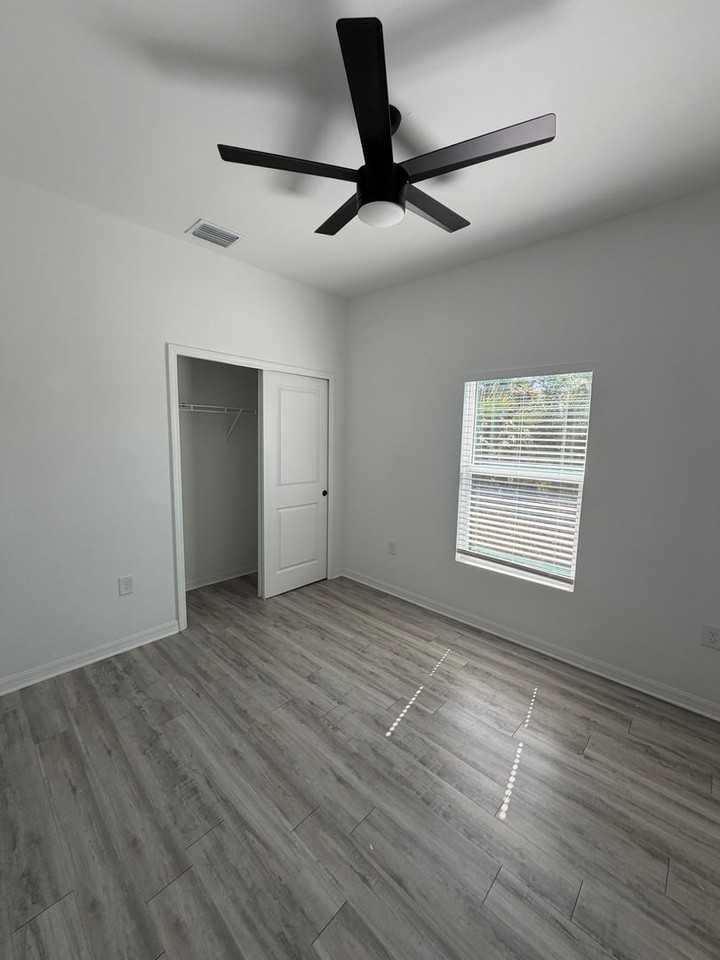 1147 Edgerton Ave - Photo 4 of 17