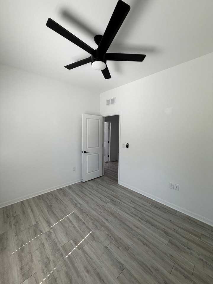 1147 Edgerton Ave - Photo 5 of 17