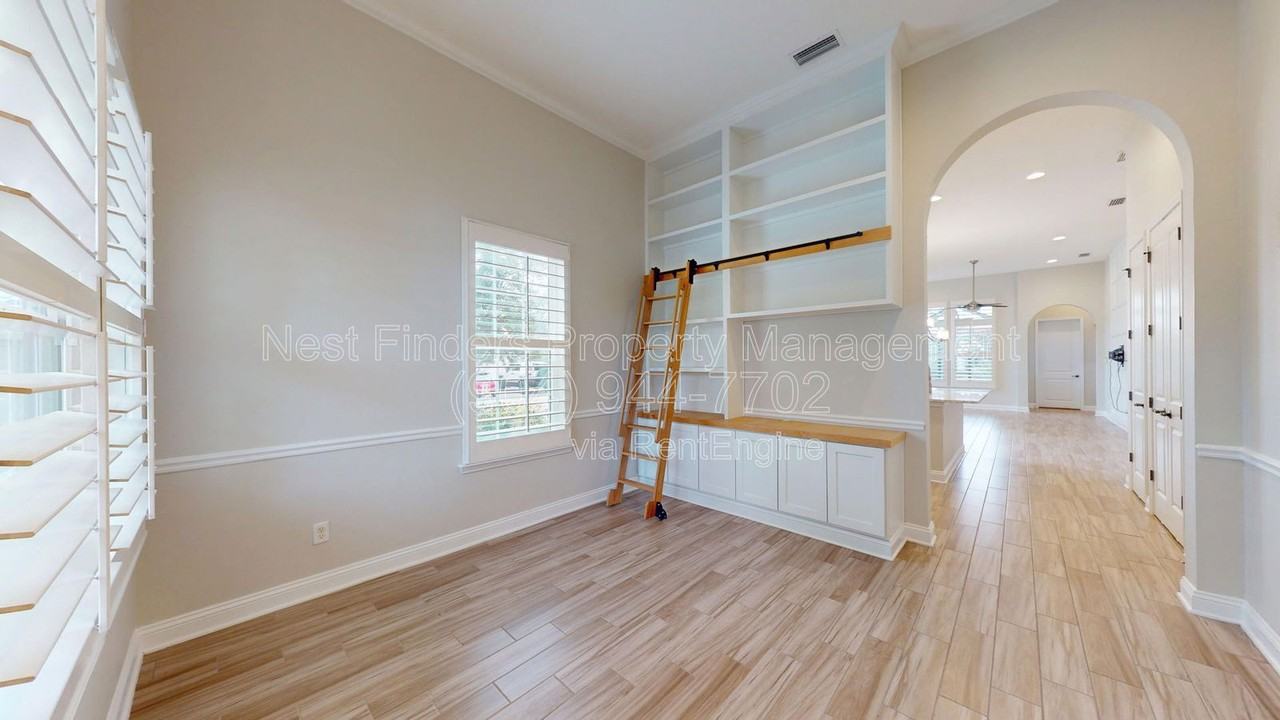 628 Town Plaza Ave - Photo 3 of 38