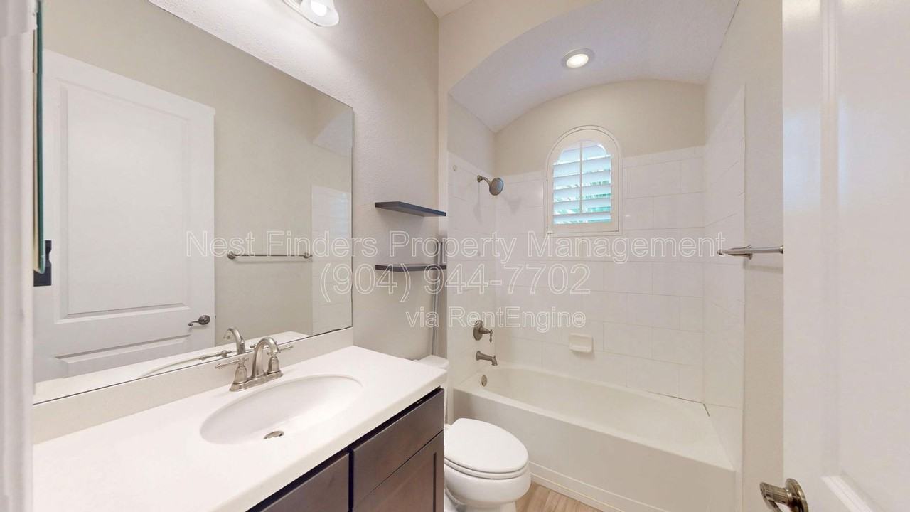 628 Town Plaza Ave - Photo 4 of 38