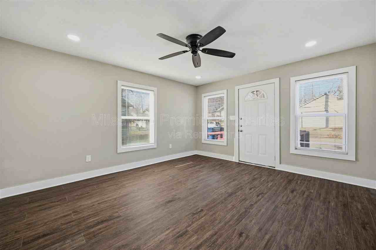 514 S Chandler Ave - Photo 5 of 19