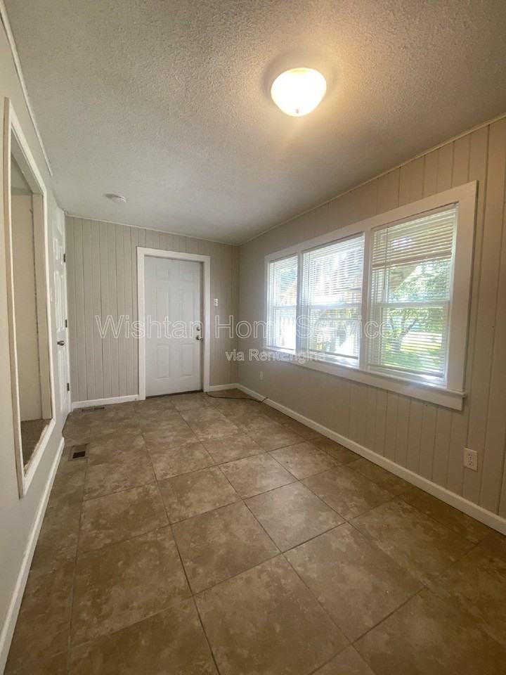 617 W Calhoun St #A - Photo 5 of 20