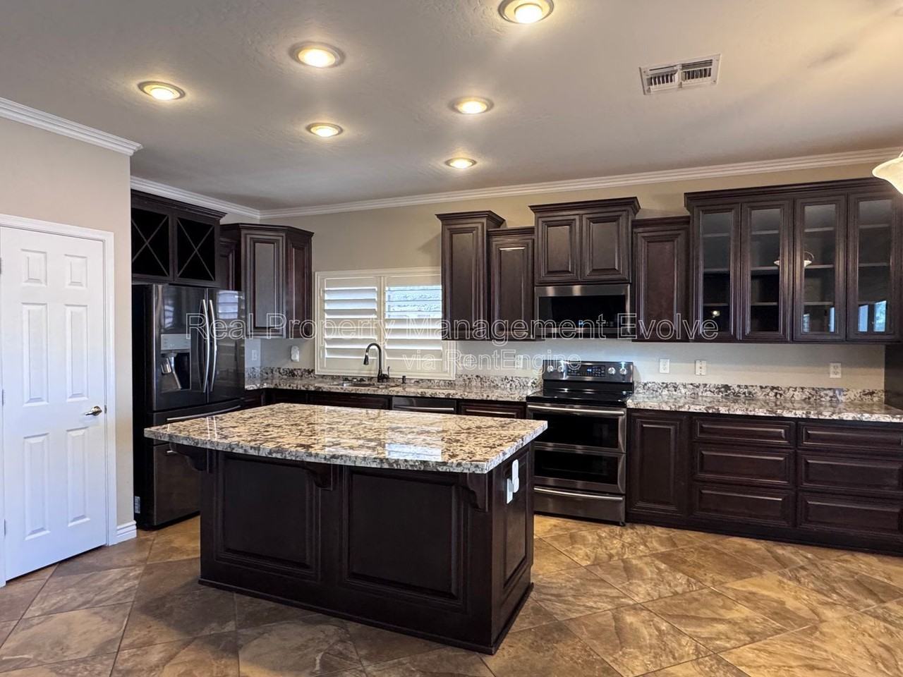 10426 E Dolphin Ave - Photo 7 of 50