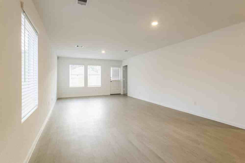 605 Craven St - Photo 5 of 17