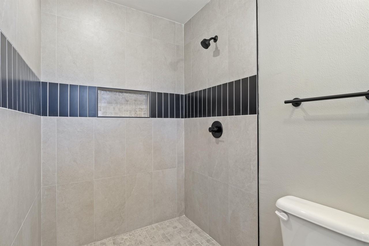 1909 Ne 52nd St - Photo 4 of 17